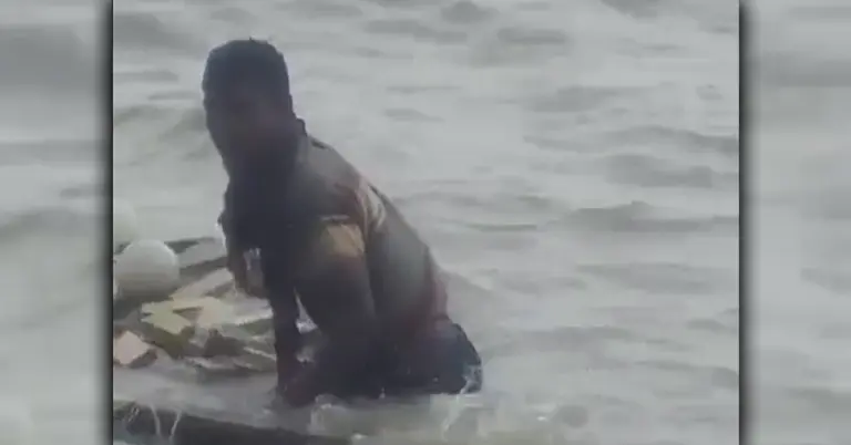 ডোবার মুহূর্তে নৌকার মাঝি